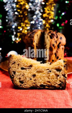 Panettone classico con frutta secca, tradizionale torta di Natale italiana Foto Stock