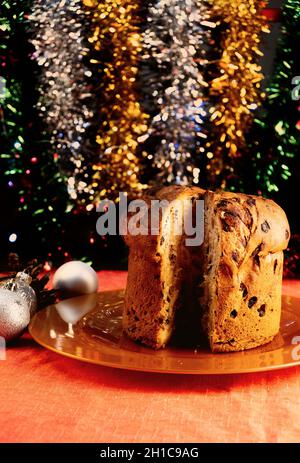 Delizioso panettone sul tavolo di natale con decorazioni e corona avvento Foto Stock