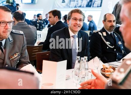 Kiel, Germania. 18 Ott 2021. Daniel Günther (M, CDU), Ministro Presidente dello Schleswig-Holstein, siede a un tavolo con i soldati in un'accoglienza ospitata dal governo e dal parlamento di Stato per i rimpatriati dall'Afghanistan. L'obiettivo è rendere omaggio al dispiegamento della Bundeswehr in Afghanistan negli ultimi 20 anni. Credit: Markus Scholz/dpa/Alamy Live News Foto Stock