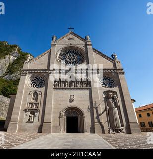 Vista della cattedrale trecentesca, o duomo, a Gemona del Friuli, Friuli-Venezia Giulia. La chiesa è chiamata Duomo di Santa Maria Assunta Foto Stock