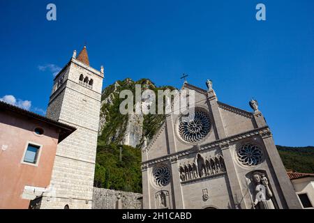 Vista della cattedrale trecentesca, o duomo, a Gemona del Friuli, Friuli-Venezia Giulia. La chiesa è chiamata Duomo di Santa Maria Assunta Foto Stock