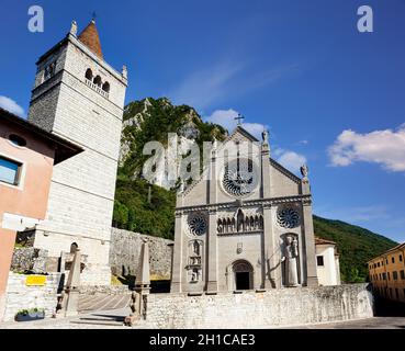 Vista della cattedrale trecentesca, o duomo, a Gemona del Friuli, Friuli-Venezia Giulia. La chiesa è chiamata Duomo di Santa Maria Assunta Foto Stock