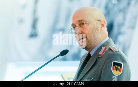 Kiel, Germania. 18 Ott 2021. Il colonnello Axel Schneider, comandante del comando di Stato dello Schleswig-Holstein, si rivolge ai soldati in un'accoglienza ospitata dal governo di Stato e dal parlamento di Stato per coloro che ritornano dal dispiegamento in Afghanistan. L'obiettivo è rendere omaggio al dispiegamento della Bundeswehr in Afghanistan negli ultimi 20 anni. Credit: Markus Scholz/dpa/Alamy Live News Foto Stock