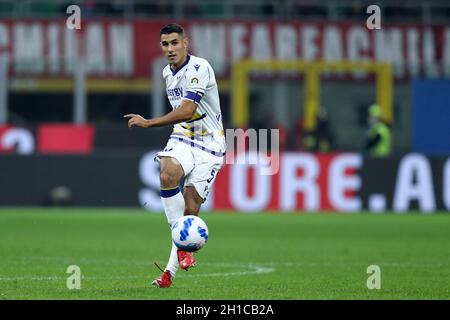 Davide Faraoni di Hellas Verona FC controlla la palla durante la Serie A match tra AC Milan e Hellas Verona FC . Foto Stock