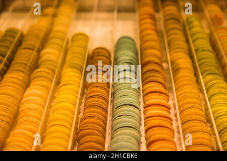 File di vari macaron dolci in una pasticceria Foto Stock