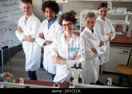 Giovani tecnici di laboratorio in laboratorio chimico Foto Stock