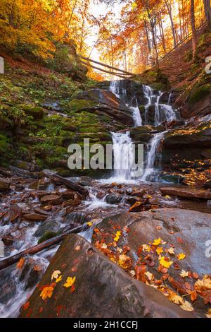 cascata di shypot tra la roccia nella luce della sera. bellissimo paesaggio naturale autunnale nella foresta. vegetazione bagnata sulle pietre. popolare viaggio destinati Foto Stock