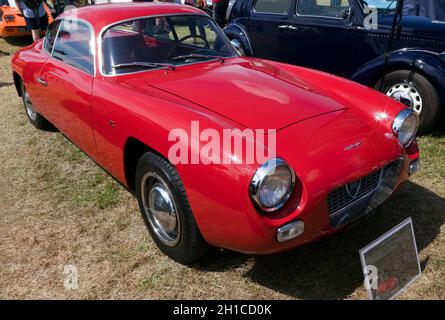 Vista frontale di tre quarti di una Red, 1961, Lancia Appia 3° serie GTE Zagato, in mostra al London Classic Car Show 2021 Foto Stock