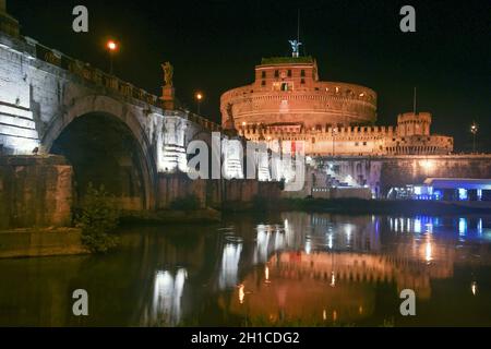 Castel Sant'Angelo visto dal Tevere, Roma, Lazio, Italia, Europa Foto Stock