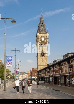 La storica torre dell'orologio del mercato del XIX secolo si trova a West Row, Darlington. REGNO UNITO Foto Stock