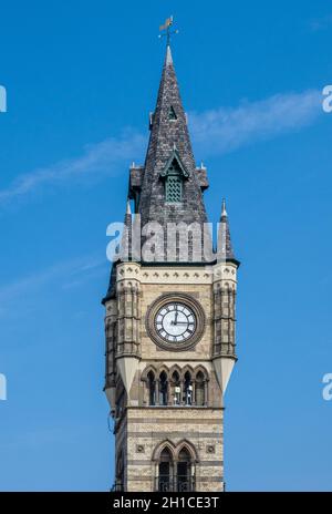 La storica torre dell'orologio del mercato del XIX secolo si trova a West Row, Darlington. REGNO UNITO Foto Stock