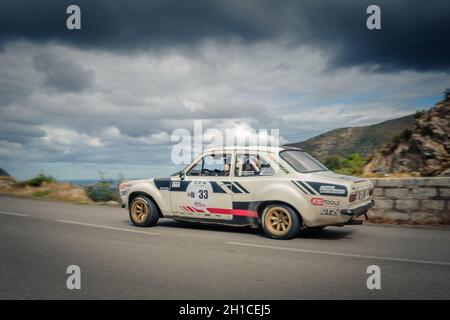 Occhiatana, Corsica, Francia - 7 ottobre 2020: Lionel Moutouh e Yoann Raffaellii gareggiano nella loro Ford Escort nel Tour de Corse Historique 2021 Foto Stock
