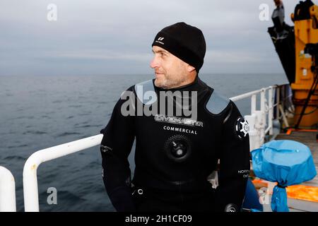 Kiel, Germania. 18 Ott 2021. Il ricercatore Markus Zimmerer dell'Università di Kiel siede a bordo della MS Haithabu. Nel corso di un evento stampa sono state presentate misure per combattere l'inquinamento marino e monitorare le aree marine contaminate da munizioni nella zona marittima di Kolberger Heide, al largo di Kiel. Credit: Frank Molter/dpa/Alamy Live News Foto Stock