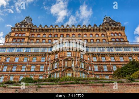 Vista sul lungomare del Grand Hotel a Scarborough, North Yorkshire, Inghilterra Foto Stock