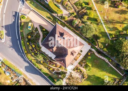 Veduta verticale aerea di una frazione di Brive la Gaillarde, in autunno, in Nuova Aquitania, Limousin, Francia Foto Stock