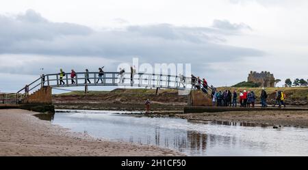 Belhaven Bay, East Lothian, Scozia, Regno Unito, 18 ottobre 2021. Pellegrinaggio del Cop26: Dopo una sosta a Dunbar, gli attivisti cristiani del clima iniziano sulla prima tappa della Via John Muir. Attraversano il Ponte fino a Nowhere e camminano attraverso la spiaggia con la bassa marea. Il pellegrinaggio si porterà a COP26 a Glasgow entro la fine del mese Foto Stock