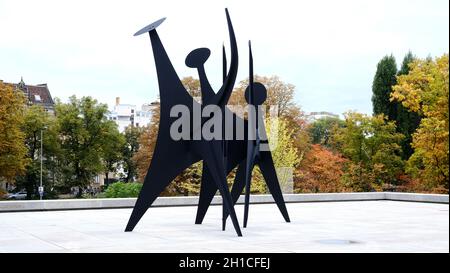 Berlino, Germania, ottobre 16, scultura in acciaio 'teste e unghie' di Alexander Calder sulla superficie liberamente accessibile alla Neue Nationalgalerie Foto Stock