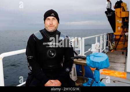 Kiel, Germania. 18 Ott 2021. Il ricercatore Markus Zimmerer dell'Università di Kiel siede a bordo della MS Haithabu. Nel corso di un evento stampa sono state presentate misure per combattere l'inquinamento marino e monitorare le aree marine contaminate da munizioni nella zona marittima di Kolberger Heide, al largo di Kiel. Credit: Frank Molter/dpa/Alamy Live News Foto Stock