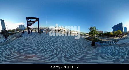 Visualizzazione panoramica a 360 gradi di New York, NY, USA - 18 ottobre 2021: Vista 360VR di Little Island al molo 54 lungo la Hudson Greenway