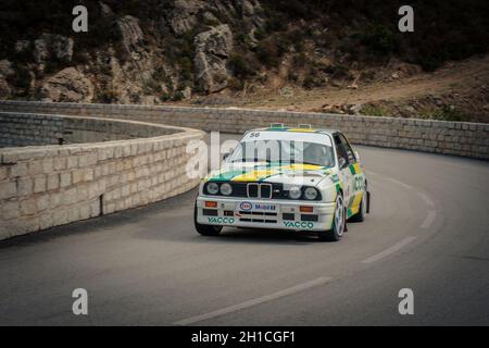 Occhiatana, Corsica, Francia - 7 ottobre 2020: Michel Ducreux e Ramona Formica gareggiano nella loro BMW M3 nel Tour de Corse Historique 2021 Foto Stock