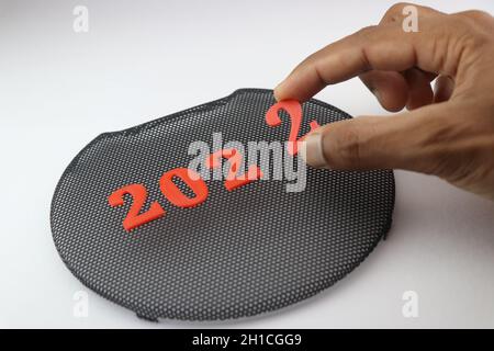 Felice anno nuovo Celebration data 2022 con il numero a portata di mano mostrando un concetto di cambiamenti Foto Stock