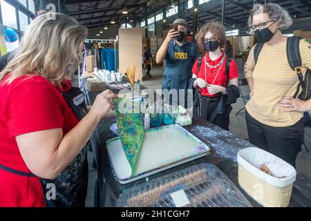 Detroit, Michigan - Power to the Press Fest, un festival di metodi di stampa tradizionali e di arte della stampa. Le stampanti vendono il loro lavoro e mostrano t Foto Stock