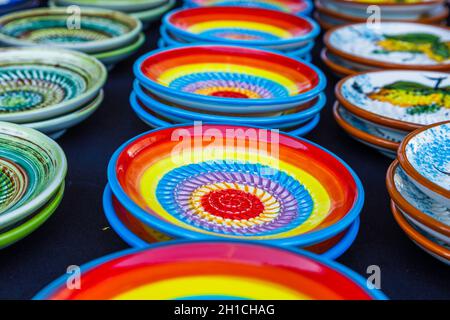 mercato tradizionale in ceramica con piatti e ciotole colorate fatte a mano Foto Stock