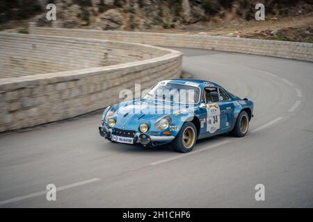 Occhiatana, Corsica, Francia - 7 ottobre 2020: Christian Chambord e Patrick Fourestie gareggiano nella loro Alpine A110 nel Tour de Corse Histor 2021 Foto Stock