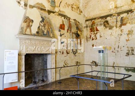 Palazzo Ducale, Appartamento Jole, Camino e affreschi di Giovanni Boccati da Camerino, Patrimonio dell'Umanità dell'UNESCO, Urbino, Marche, Italia, Europa Foto Stock