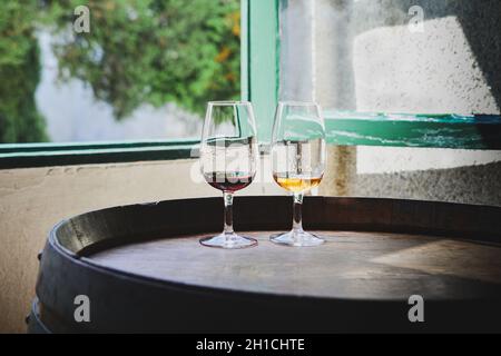 Degustazione di vino bianco e rosso porto portoghese nella sala degustazione Foto Stock