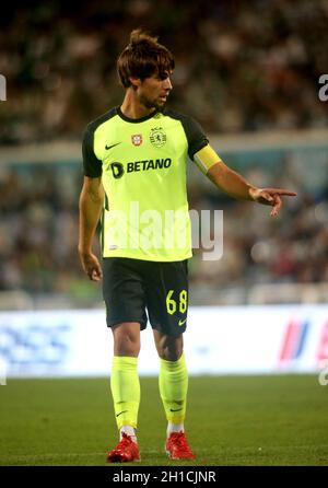LISBONA, PORTOGALLO - OTTOBRE 15: Daniel Braganca di Sporting CP in azione, durante la partita di Coppa Portoghese tra OS Belenenses e Sporting CP all'Estadio do Restelo il 15 Ottobre 2021 a Lisbona, Portogallo. (Supporto MB) Foto Stock