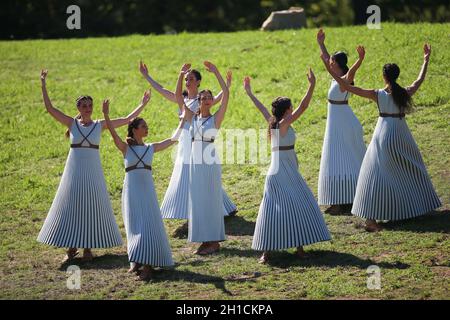 Antica Olimpia, Grecia. 18 Ott 2021. Le Attrici si esibiscono durante la cerimonia olimpica di illuminazione della fiamma per i Giochi Olimpici invernali di Pechino 2022, nell'antica Olimpia, Grecia, 18 ottobre 2021. Credit: Zheng Huansong/Xinhua/Alamy Live News Foto Stock