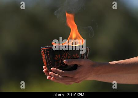 Antica Olimpia, Grecia. 18 Ott 2021. Un'attrice presenta l'urna con la fiamma olimpica durante la cerimonia di illuminazione della fiamma olimpica per i Giochi Olimpici invernali di Pechino 2022, nell'antica Olimpia, Grecia, 18 ottobre 2021. Credit: Zheng Huansong/Xinhua/Alamy Live News Foto Stock