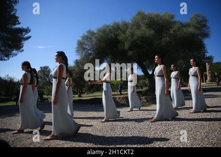 Antica Olimpia, Grecia. 18 Ott 2021. Un'attrice presenta l'urna con la fiamma olimpica durante la cerimonia di illuminazione della fiamma olimpica per i Giochi Olimpici invernali di Pechino 2022, nell'antica Olimpia, Grecia, 18 ottobre 2021. Credit: Zheng Huansong/Xinhua/Alamy Live News Foto Stock