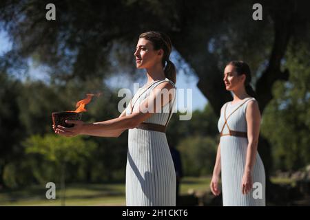Antica Olimpia, Grecia. 18 Ott 2021. Un'attrice presenta l'urna con la fiamma olimpica durante la cerimonia di illuminazione della fiamma olimpica per i Giochi Olimpici invernali di Pechino 2022, nell'antica Olimpia, Grecia, 18 ottobre 2021. Credit: Zheng Huansong/Xinhua/Alamy Live News Foto Stock