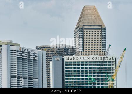 Singapore. Gennaio 2020. Una vista dettagliata dei grattacieli in costruzione nel centro della città Foto Stock