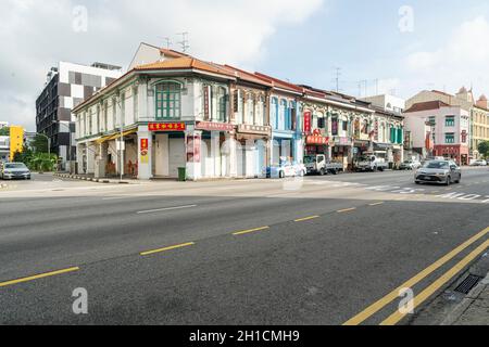 Singapore. Gennaio 2020. Case tipiche in una strada trafficata del quartiere di Kallang Foto Stock