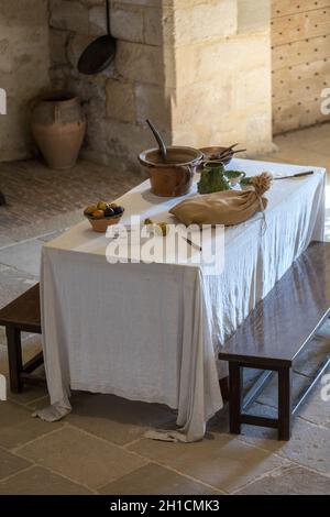 Castelnaud, Dordogne, Francia - 7 Settembre 2018: Atique interno della cucina nel castello di Castelnaud, fortezza medioevale a Castelnaud-la-Chapelle, FARE Foto Stock