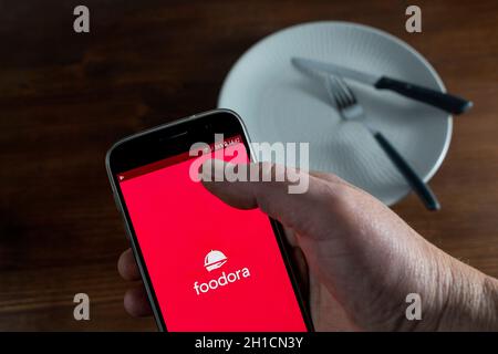 Ordinate il pasto utilizzando l'app Foodora sul vostro cellulare Foto Stock