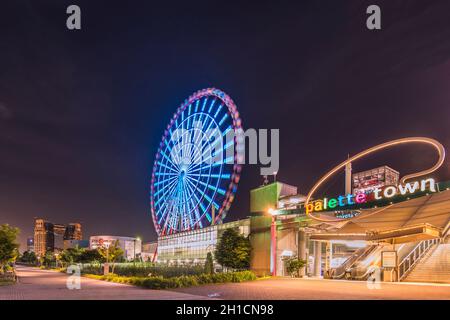 Odaiba illuminata palette Town ruota panoramica chiamata Daikanransha visibile dalla zona centrale urbana di Tokyo nel cielo notturno estivo. I passeggeri possono s. Foto Stock