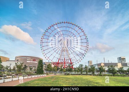 Odaiba colorata alta palette Town ruota panoramica chiamata Daikanransha visibile dall'area urbana centrale di Tokyo nel cielo blu estivo. I passeggeri possono Foto Stock