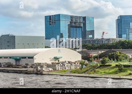 L'edificio ad arco coperto di vetro del Telecom Center adiacente alla stazione del Telecom Center nella zona bayside di Odaiba a Tokyo, Giappone. In estate blu sk Foto Stock