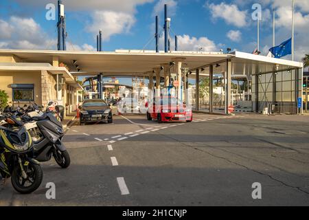 Gibilterra - 12 gennaio 2020. Passaggio di frontiera da Gibilterra alla Spagna, passaporto e controllo bagagli Foto Stock