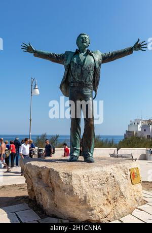 Polignano a Mare, Italia - 17 Settembre 2019: statua del cantante italiano e cantautore Domenico Modugno famoso per il song Volare è nato a Polignano Foto Stock