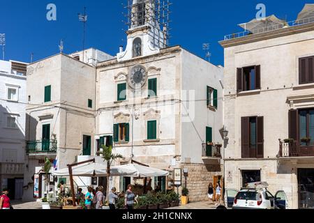 Polignano a Mare, Italia - 17 Settembre 2019: la piazza Vittorio Emanuele II a Polignano a Mare. La puglia. Italia Foto Stock