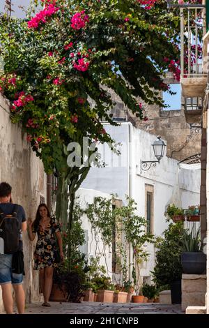 Polignano a Mare, Italia - 17 Settembre 2019: l'incantevole e romantico centro storico di Polignano a Mare, Puglia, Italia meridionale Foto Stock