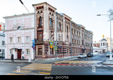 Mosca, RUSSIA - 8 FEBBRAIO 2020: Appartamento casa Di Costantinopoli Patriarcale Composto su Krapivensky Lane. L'edificio fu eretto nel 1887-1892 f Foto Stock