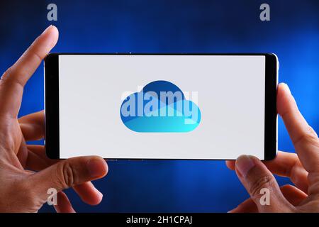 POZNAN, POL - 19 FEBBRAIO 2020: Smartphone Hands holding con logo di Microsoft OneDrive, un servizio di hosting di file e di sincronizzazione operano Foto Stock