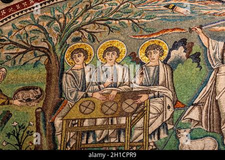 Ravenna, Italia - 11 Settembre 2019: Interno della Basilica di San Vitale, che ha importanti esempi di paleocristiano di arte bizantina e architettura. Ra Foto Stock