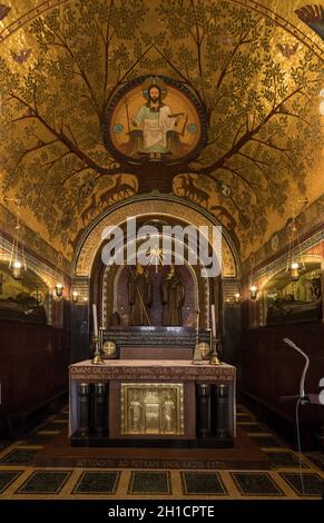 A Montecassino, Italia - 17 Giugno 2017: all'interno della cripta della Basilica Cattedrale a Monte Cassino Abbey. Italia Foto Stock